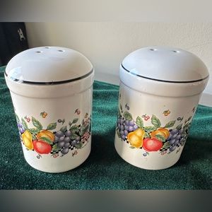 Beautiful salt & pepper shakers.RD B&D 1991. Made in Japan